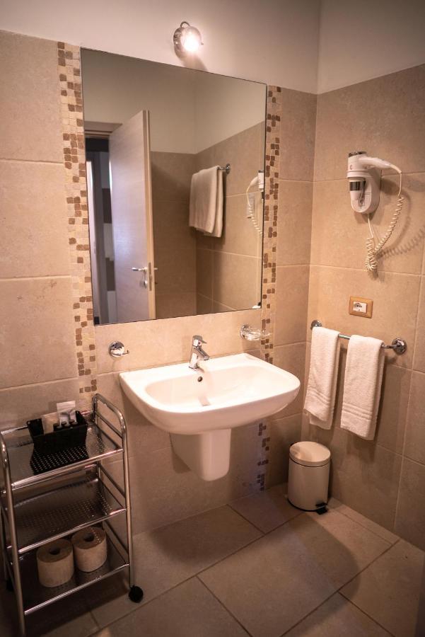 Garni Gianmartin Hotell Limone sul Garda Exteriör bild