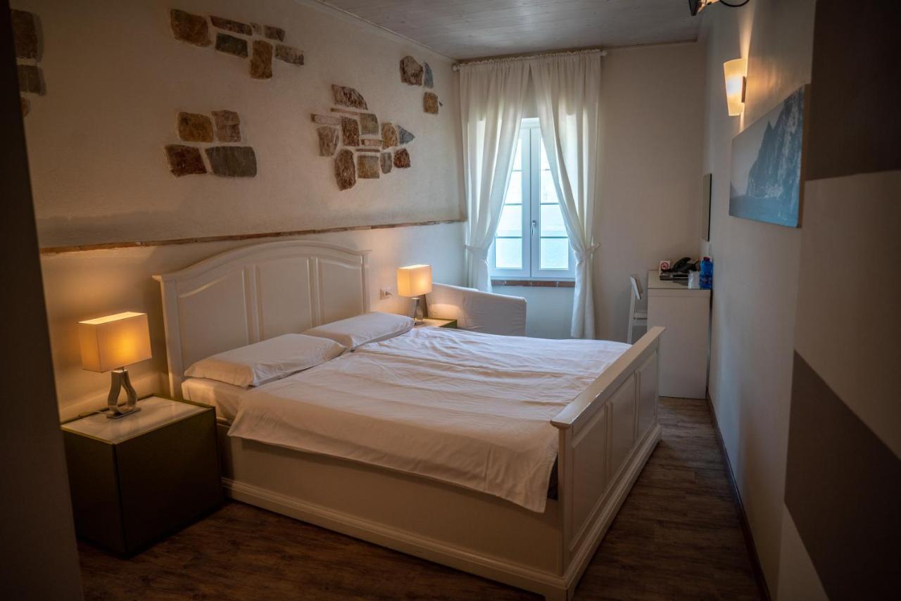 Garni Gianmartin Hotell Limone sul Garda Exteriör bild